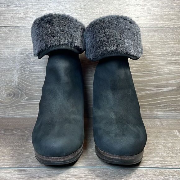 Ugg Dandylion Black Leather Women’s Sz 9.5 Gray Sheepskin Fold Over 4” Heel Boot - Picture 2 of 14